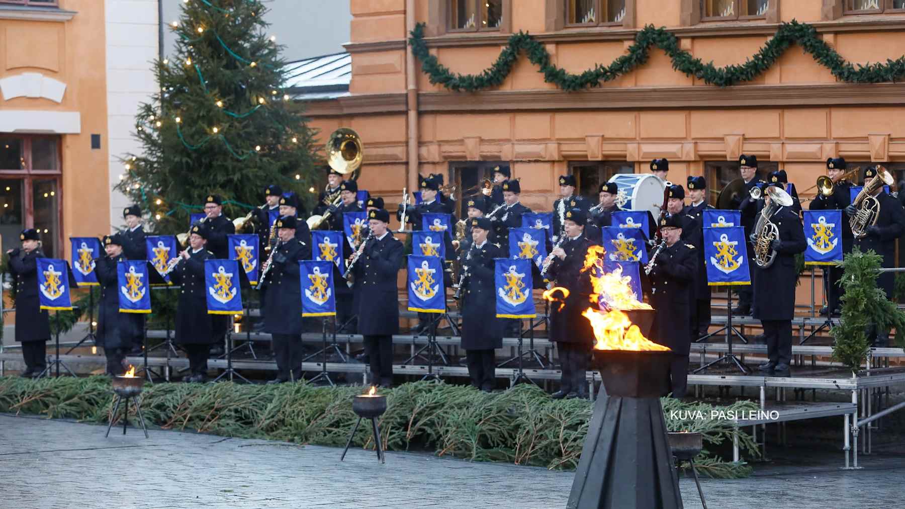 Soittokunta soittaa uniformuissaan juhlatilaisuudessa talvella.