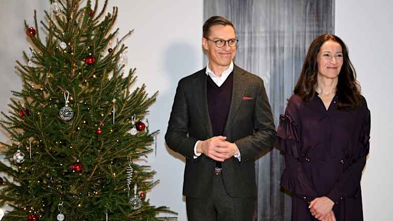 Presidentti Alexander Stubb ja puoliso Suzanne Innes-Stubb joulukuusen vieressä.