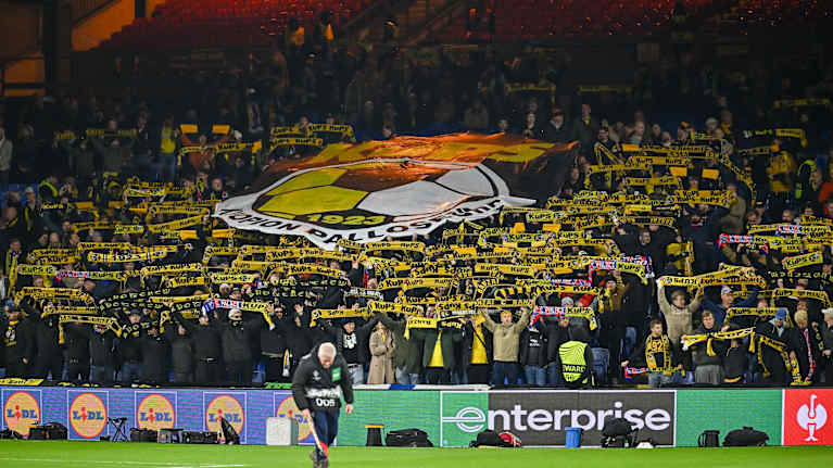 KuPS-kannattajat levittivät seuran logoa kuvaavan tifon Selhurst Parkilla ennen ottelua Crystal Palacea vastaan joulukuussa 2025.