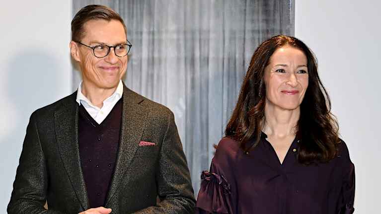 Alexander Stubb ja Suzanne Innes-Stubb seisovat vierekkäin ja hymyilevät.