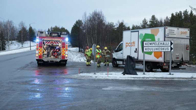 Paloauto ja pelastajat siivoavat onnettomuuden jälkiä Kempeleen taajamassa Postin jakeluauton vieressä.