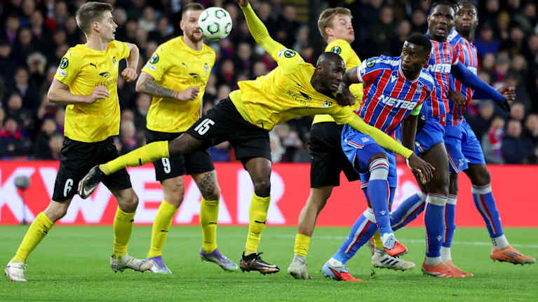 Ibrahim Cisse taistelee KuPSia vastaan.