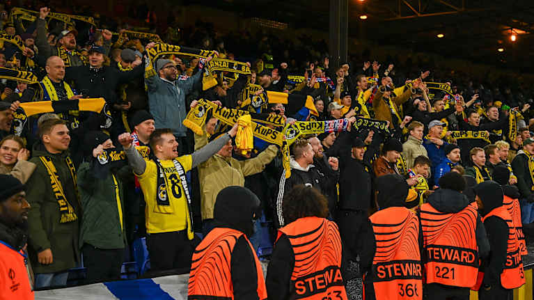 KuPSin faneja Crystal Palace-pelissä.