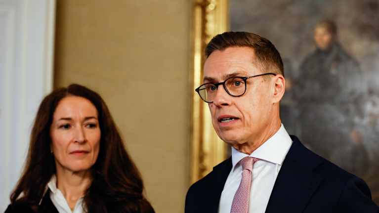 Alexander Stubb puhuu ja Suzanne Innes-Stubb seisoo vieressä.