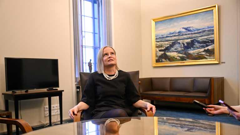 Riikka Purra mustassa mekossa.