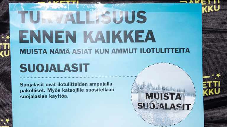 Turva-ohjeistus ilotulittajille. Kehotuksia, kuten muista suojalasit ja tue pata sekä anna ilotulitteen jäähtyä.