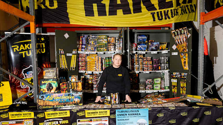 Suomen Rakettitukun toimitusjohtaja Emilia Lehto poseeraa keskellä yrityksen värikästä myyntipistettä.