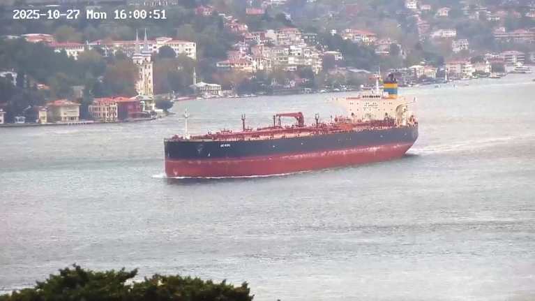 Tankkialus kulkemassa Bosporinsalmen läpi.