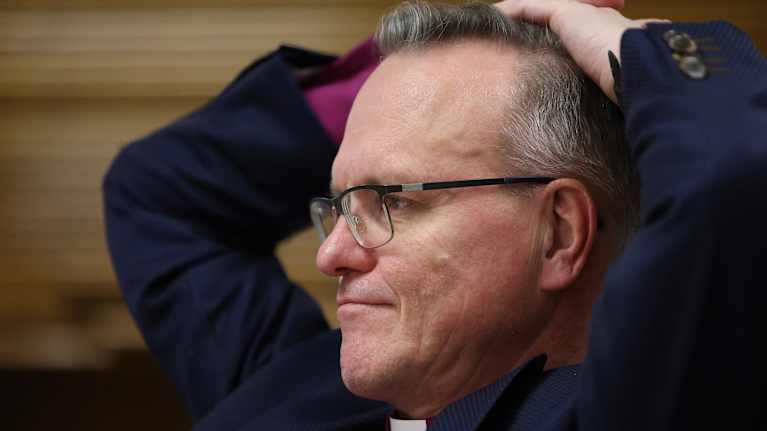 Tapio Luoma pitää käsiä päänsä päällä.