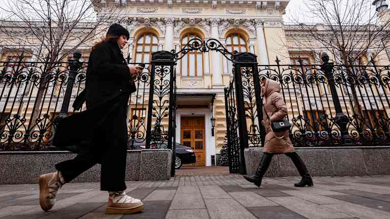 Ihmiset kävelevät Venäjän keskuspankin rakennuksen edustalla.