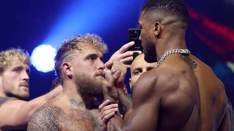 Jake Paul ja Anthony Joshua kohtasivat punnituksessa ennen ottelua 18. joulukuuta 2025 Miami Beachilla, Floridassa.