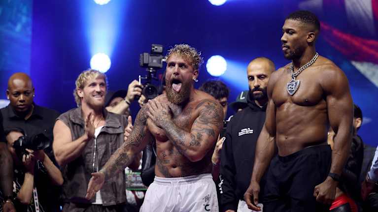 Jake Paul pelleili punnitustilaisuudessa, Anthony Joshua ei.  