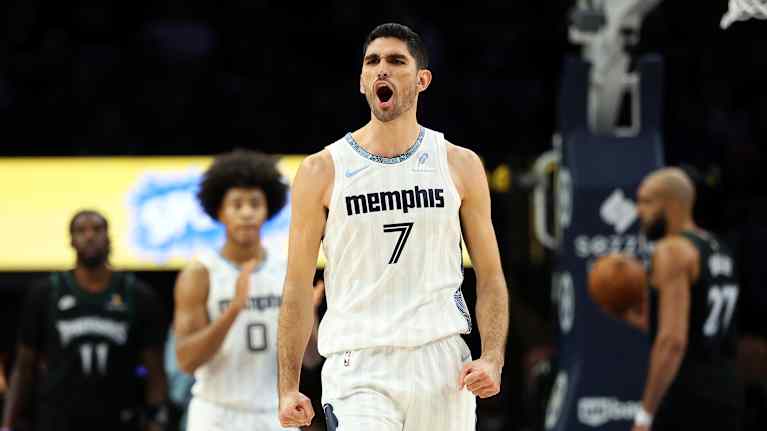 Memphis Grizzliesin Santi Aldama juhlii joukkueensa huippusuoritusta Minnesota Timberwolvesia vastaan 17. joulukuuta 2025. 