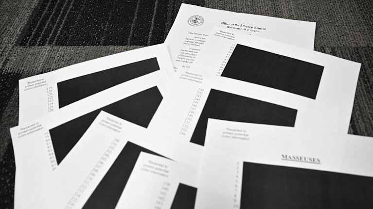 Kuvassa on lähes täysin peitettyjä Epstein-asiakirjoja.