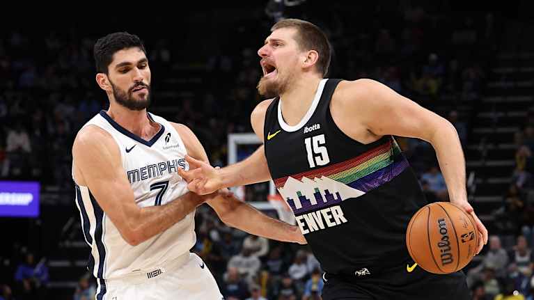  Denver Nuggetsin tähtipelaaja Nikola Jokic (oik.) ajaa korille, kun Santi Aldama puolustaa tilannetta. 