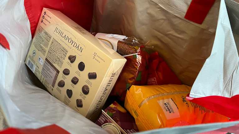 Ruokakassin sisällä näkyy muun muassa suklaarasia, riisiä ja keittoa.