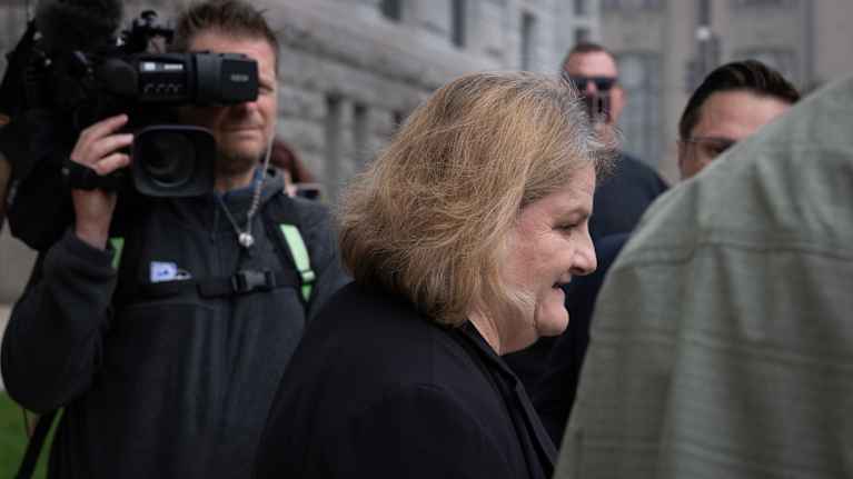 Tuomari Hannah Dugan.