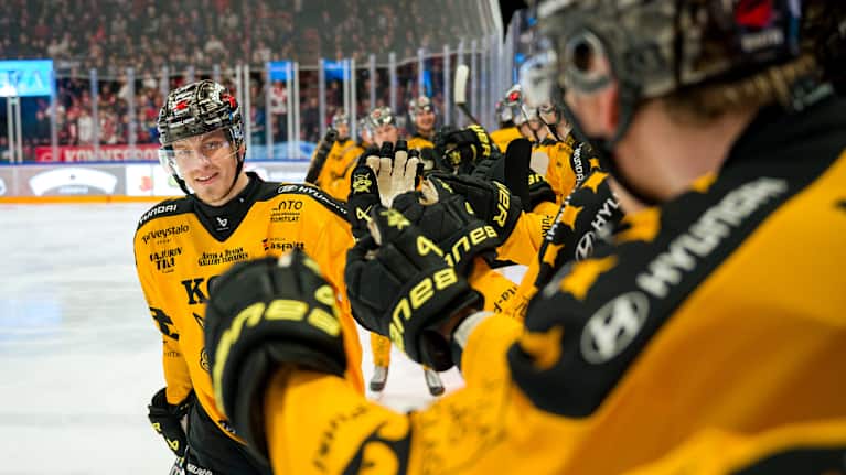 Kuvassa SaiPan Patrik Siikanen juhlii 1-0-maaliaan Jyväskylässä 20.12.2026. 