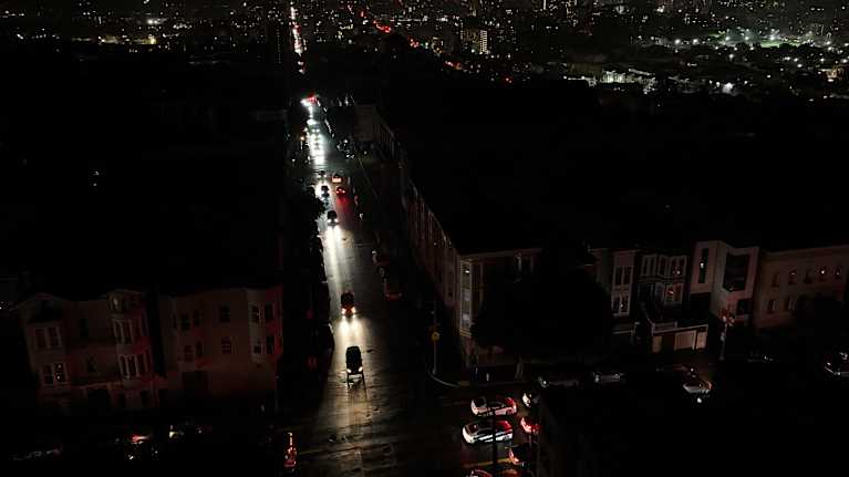 Ilmakuva sähkökatkon pimentämästä San Franciscosta.