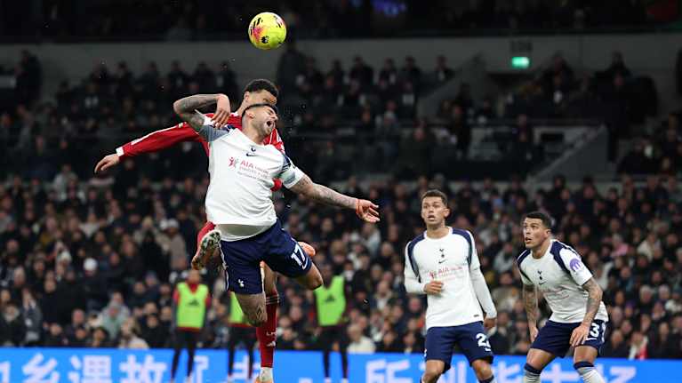 Hugo Ekitike ja Cristian Romero kamppailevat pallosta.