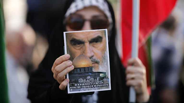 Iranilaiset osoittivat mieltään Teheranissa Yhdysvaltain yöllä tekemiä ilmaiskuja vastaan 22. kesäkuuta.