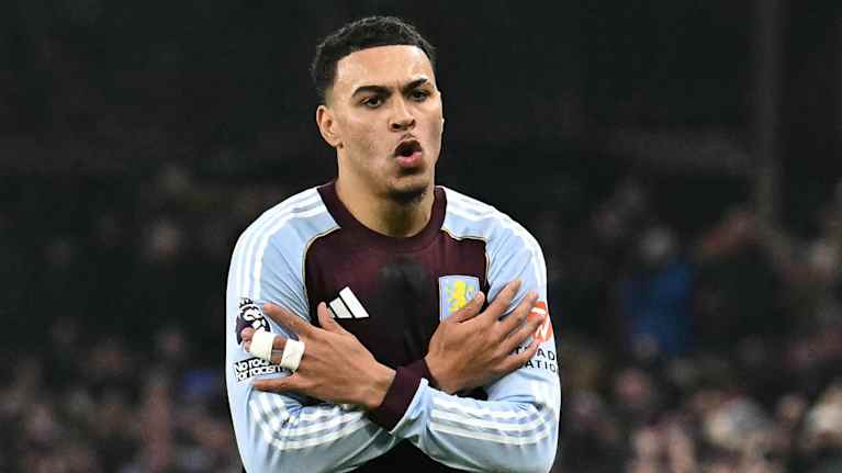 Aston Villan englantilainen keskikenttäpelaaja Morgan Rogers juhlii 1-0-maaliaan Man Unitedia vastaan 21.12.2025. 