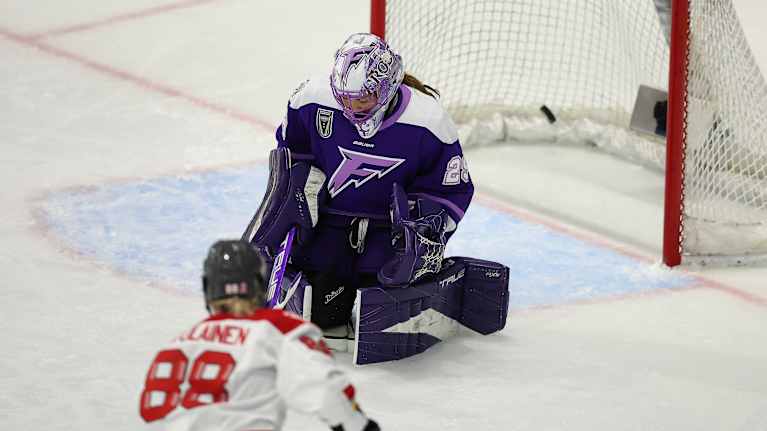 Ottawa Chargen puolustaja Ronja Savolainen yllättää laukauksellaan Minnesotan maalivahti Nicole Hensleyn ja vie joukkueensa 1-0-johtoon PWHL:n ottelussa 21.12.2025. 