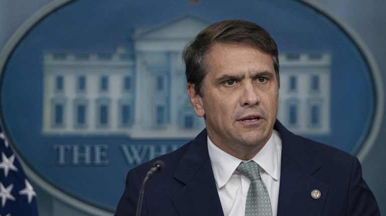 Varaoikeusministeri Todd Blanche puhuu taustallaan Valkoisen talon kyltti.