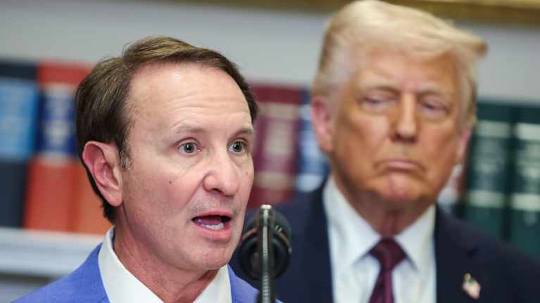 Louisianan kuvernööri Jeff Landry puhuu presidentti Donald Trumpin näkyessä taustalla.