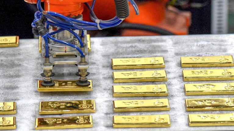 Kultaharkkojen valmistamista tehtaassa.