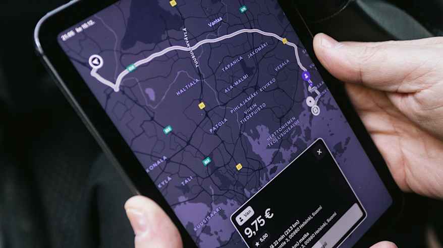 Henkilö pitelee käsissään padia.