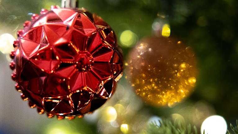 Joulukoristeita kuusen oksilla.