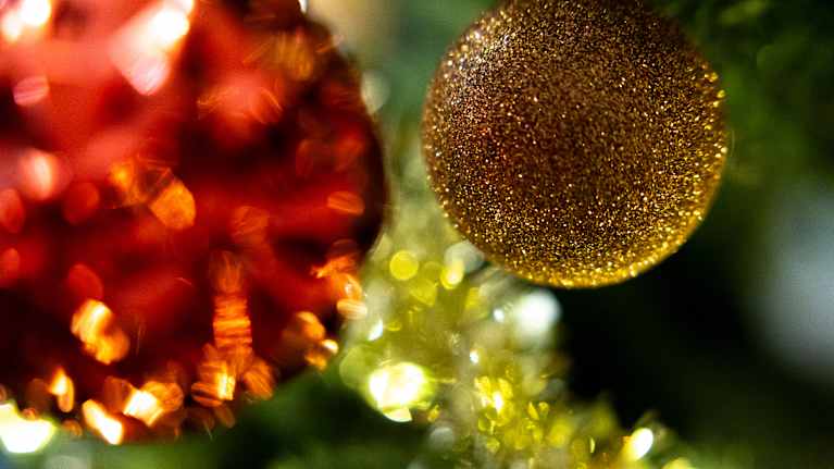 Joulukoristeita kuusen oksilla.