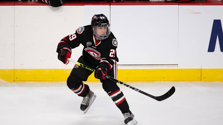 Veeti Miettinen pelaa. 