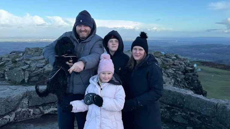 Lomakuvassa on nelihenkinen perhe.