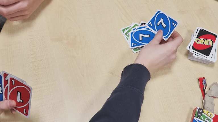 Koulunuoristotyön välitunnilla pelataan Uno-peliä.