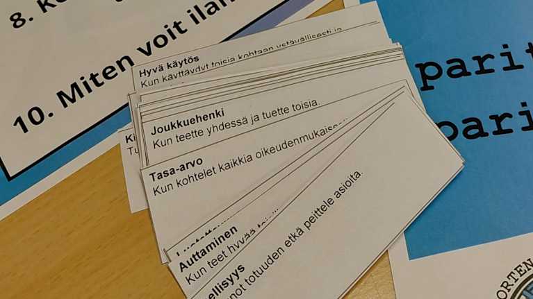 Kiusaamisen vastaisen viikon tehtäväkortteja pöydällä.