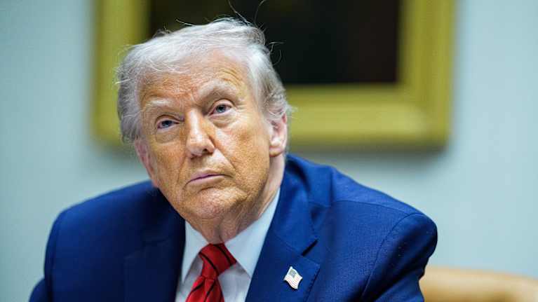 Trump lähikuvassa mietteliään näköisenä. 