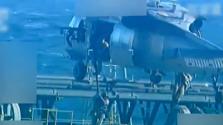 Sotilaita laskeutuu laivan kannelle helikopterista.