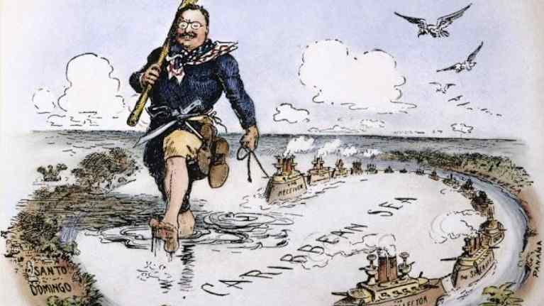 Vanha piirros, jossa Teddy Roosevelt kantaa keppiä, sotalaivoja ja teksti Caribian sea.