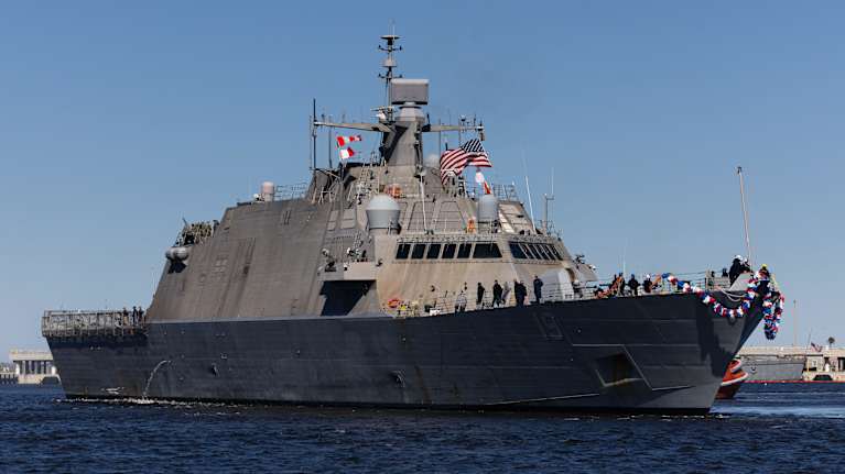 Amerikkalainen sotalaiva saapumassa satamaan.
