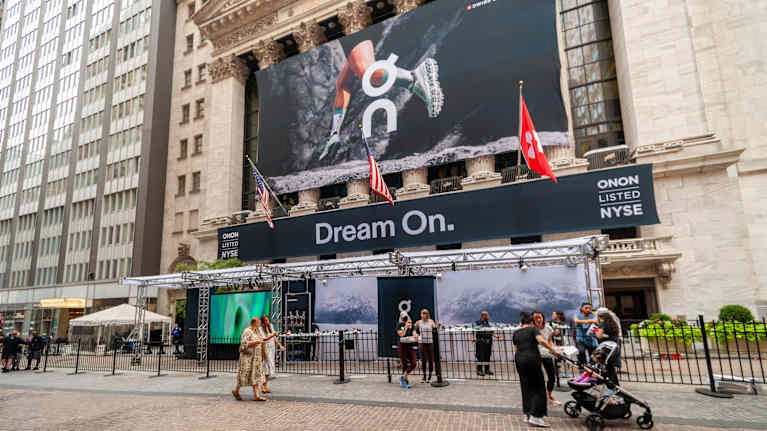 New Yorkin pörssin julkisivu on koristeltu On Holdings -lenkkarikengänvalmistajan listautumisannin kunniaksi keskiviikkona 15. syyskuuta 2021. Roger Federer on yhtiön yksi sijoittajista.