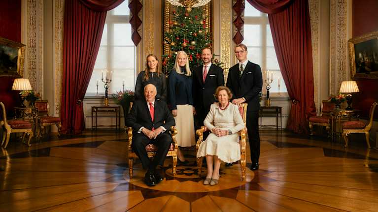 Norjan kuninkaalliset poseeraavat virallisessa joulukuvassa.