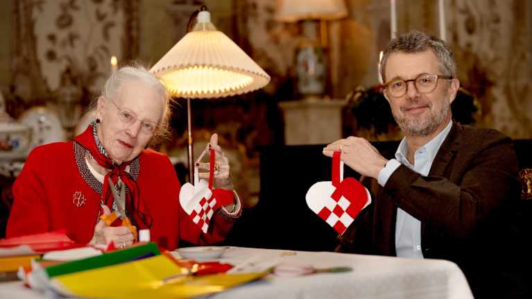 Tanskan kuningas ja kuningatar askartelevat joulukoristeita.