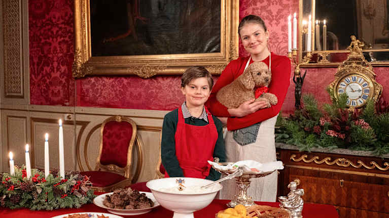 Ruotsin kuningasperheen vuoden 2025 joulukortissa kruununperijä prinsessa Estelle kattaa joulupöytää yhdessä veljensä prinssi Oscarin kanssa.