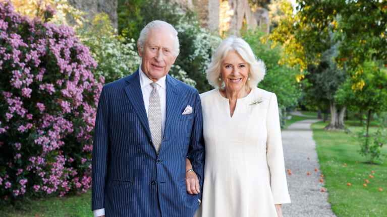 Britannian kuningas Charles III ja kuningatar Camilla poseeraavat joulukorttikuvassa vuonna 2025.