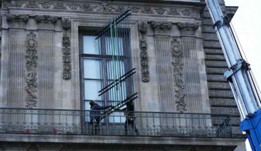 Louvren Apollo-gallerian ikkunoihin asennettiin kalterit - Yle