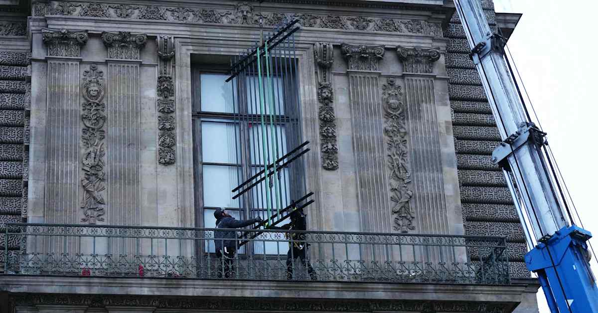 Louvren Apollo-gallerian ikkunoihin asennettiin kalterit - Yle