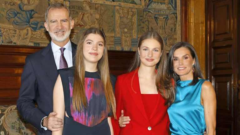 Espanjan kuningasperheen vuoden 2024 joulukortissa kuningas Felipe VI, kuningatar Letizia, kruununprinsessa Leonor ja prinsessa Sofia.