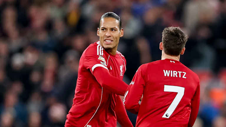 Liverpoolin kaksi punapaitaista pelaajaa kentällä.